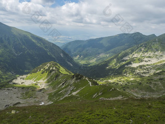 视图恶作剧鞍山谷smutna多丽娜岩石巨石小径小道矮擦洗松绿色山山峰西方基山rohace斯洛伐克夏天蓝色的天空背景