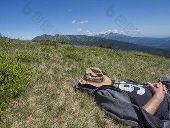 男人。徒步旅行者他采取La2草地山景观西方塔特拉山山rohace视图高基克里文峰徒步旅行小道巴拉内克夏天蓝色的天空背景