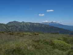 美丽的山景观西方塔特拉山山rohace徒步旅行小道脊锋利的绿色长满草的岩石山山峰擦洗松高山花草地夏天蓝色的天空背景
