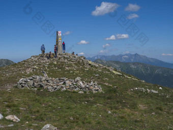 斯洛伐克西方塔特拉山山7月集团徒步旅行者人休息前巴拉内克峰西方塔特拉山山rohace全景锋利的绿色山徒步旅行小道脊夏天蓝色的天空背景