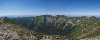 全景视图巴拉内克峰西方塔特拉山山rohace全景锋利的绿色山o罗哈克哭沃洛维茨徒步旅行小道脊夏天蓝色的天空白色云