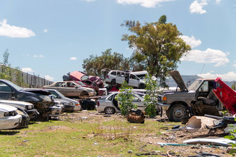 墨西哥城市墨西哥6月汽车堆金属回收院子里等待拆除压碎
