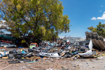 墨西哥城市墨西哥6月汽车堆金属回收院子里等待拆除压碎墨西哥城市墨西哥6月汽车堆金属回收院子里等待拆除压碎