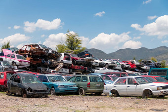 墨西哥城市墨西哥6月汽车堆金属回收院子里等待拆除压碎