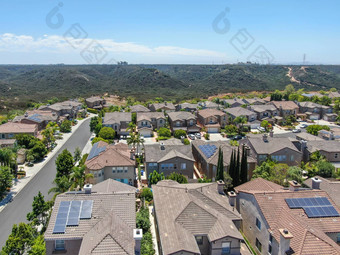 空中视图中间类住宅别墅太阳能面板屋顶