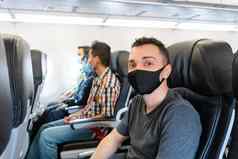 飞机乘客穿医疗面具脸