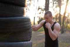 男人。战斗机培训拳击户外健身锻炼