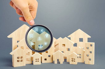 房地产经纪人检查房子放大玻璃审查真正的房地产市场搜索提供了基于标准价格位置区域基础设施客户首选项
