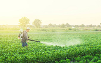 农民雾喷雾器对待土豆种植园害虫真菌感染化学物质农业收获处理农业农业综合企业保护护理