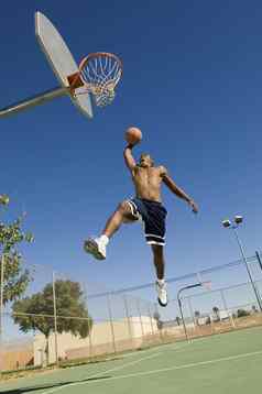 篮球球员空中扣篮球