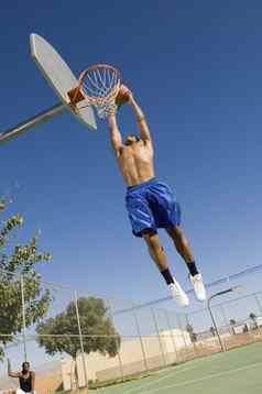 篮球球员空中扣篮球