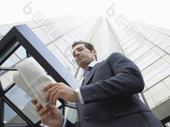 商人阅读报纸办公室建筑