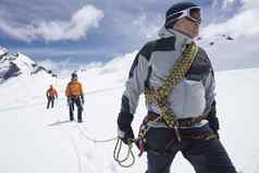 徒步旅行者加入安全行雪山
