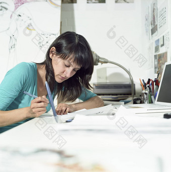 年轻的女插画家工作首页办公室