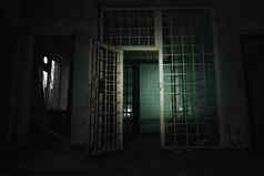被遗弃的监狱细胞黑暗