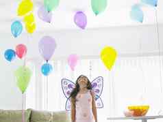 年轻的女孩仙女翅膀房间完整的气球
