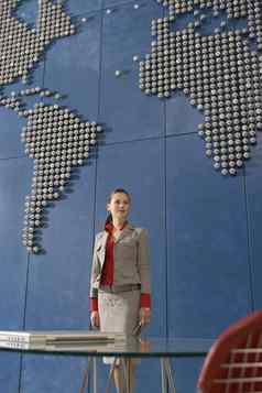 业务女人站前面世界地图办公室