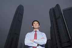 中国在香港香港业务男人。站前面国际金融中心建筑低角视图肖像