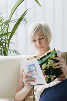 年轻的女人阅读书沙发