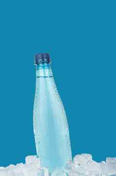 塑料瓶喝水冰蓝色的
