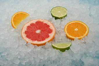 新鲜的柑橘类水果片压<strong>碎冰</strong>
