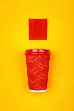 红色的纸咖啡杯黄色的