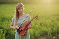 女音乐家小提琴家持有小提琴手日落光
