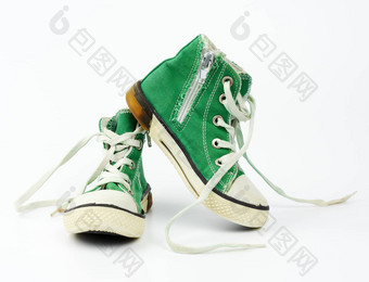 一对绿色运动鞋白色系鞋带