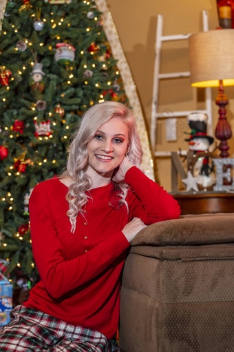 可爱的年轻的金发女郎模型享受假期季节首页圣诞节树礼物
