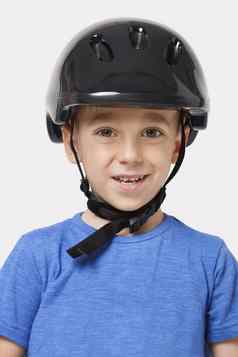 肖像快乐男孩穿自行车头盔白色背景