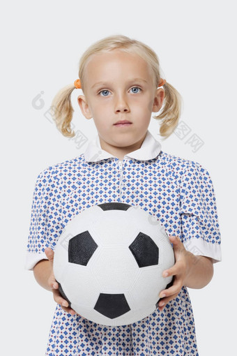 肖像年轻的女孩持有足球球白色背景