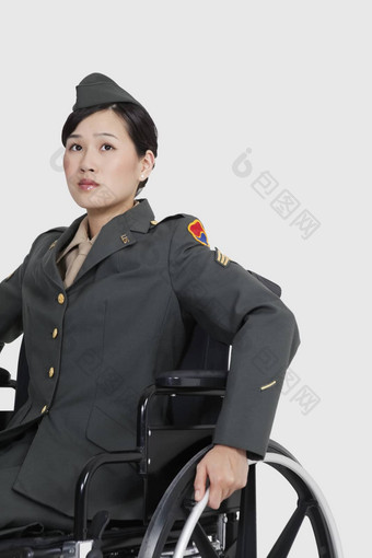 女军事官轮椅灰色的背景