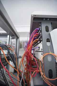 五彩缤纷的数据电缆连接电脑网络服务器房间