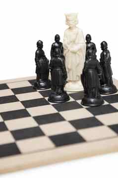 国际象棋游戏王包围黑色的棋子