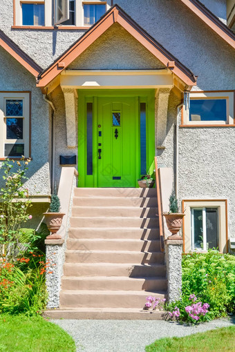 绿色入口通过家庭房子玄关台阶前面