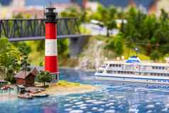 玩具模型河巡航船
