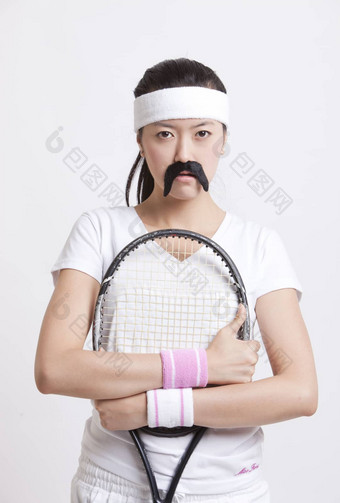 肖像女网球球员穿假的胡子白色背景
