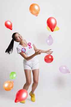 肖像好玩的年轻的女人五彩缤纷的气球庆祝生日白色背景