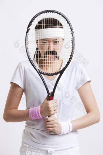 肖像年轻的女人假的胡子持有网球球拍前面脸白色背景