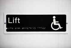 特写镜头残疾电梯标志墙