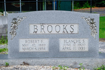 布鲁克斯墓碑上家庭情节