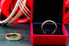 钻石婚礼环红色的珠宝盒子