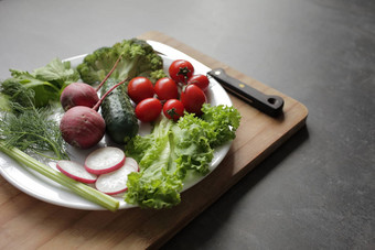 新鲜的蔬菜白色板灰色的表格