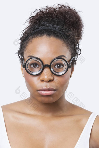 特写镜头肖像非洲美国年轻的女人穿新奇的事物眼镜白色背景