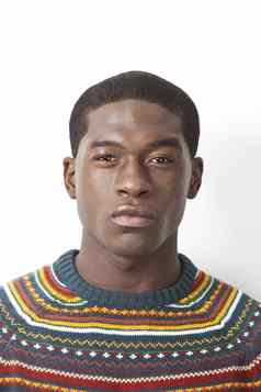 肖像年轻的非洲美国男人。针织品白色背景
