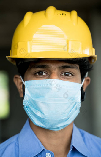 头拍摄建设工人重新开放建设网站行业建设工人建设头盔医疗面具由于冠状病毒科维德流感大流行