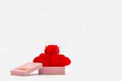 玫瑰红色的心粉红色的礼物盒子孤立的