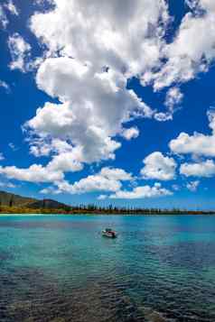 船锚定热带岛蓝色的天空