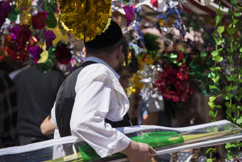 犹太人男人。穿kippah苏果的物种节日神棚装饰