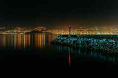 水平色彩斑斓的拍摄灯塔晚上城市天际线背景